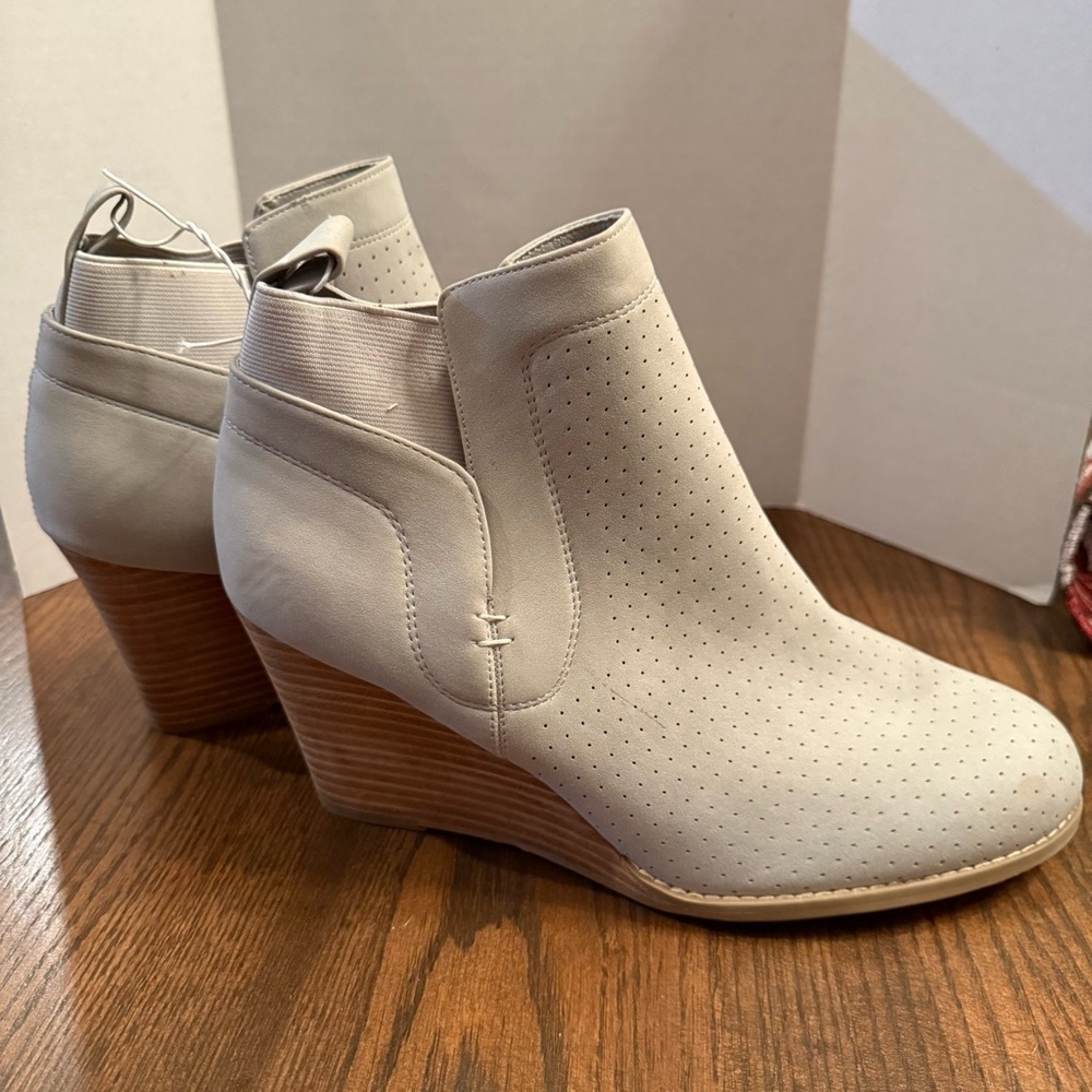 DV by Dolce Vita GERDY Beige Perforated Wedge Ankle Booties Grey Womens 11